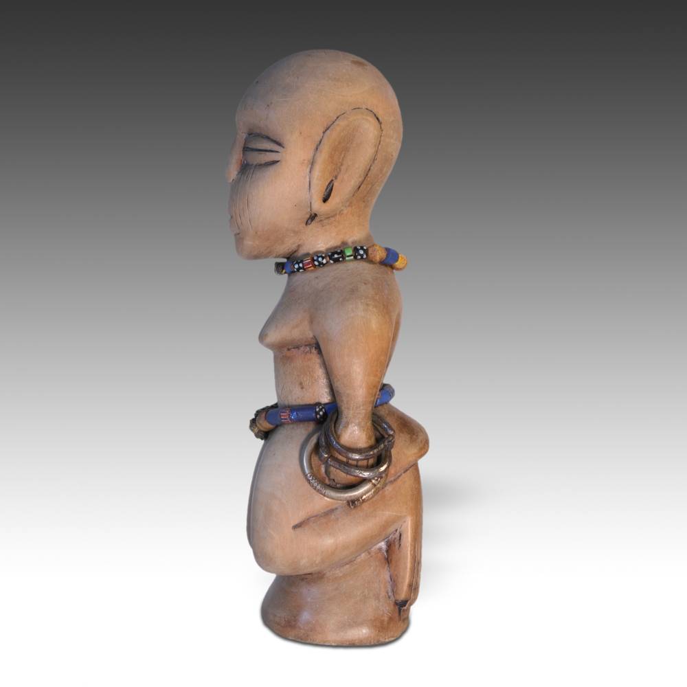 Fon Kneeling Figure with Beads - Image 4