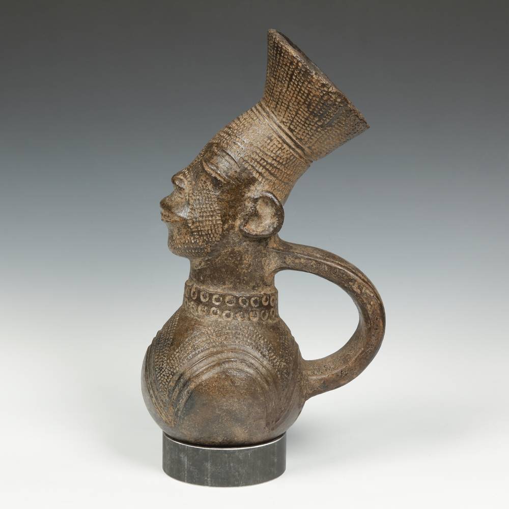 Mangbetu Figurative Wine Vessel - Image 2