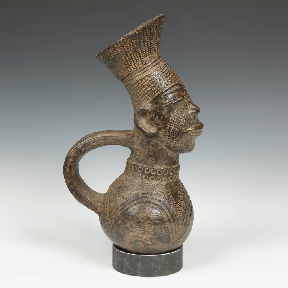 Mangbetu Figurative Wine Vessel - Image 4