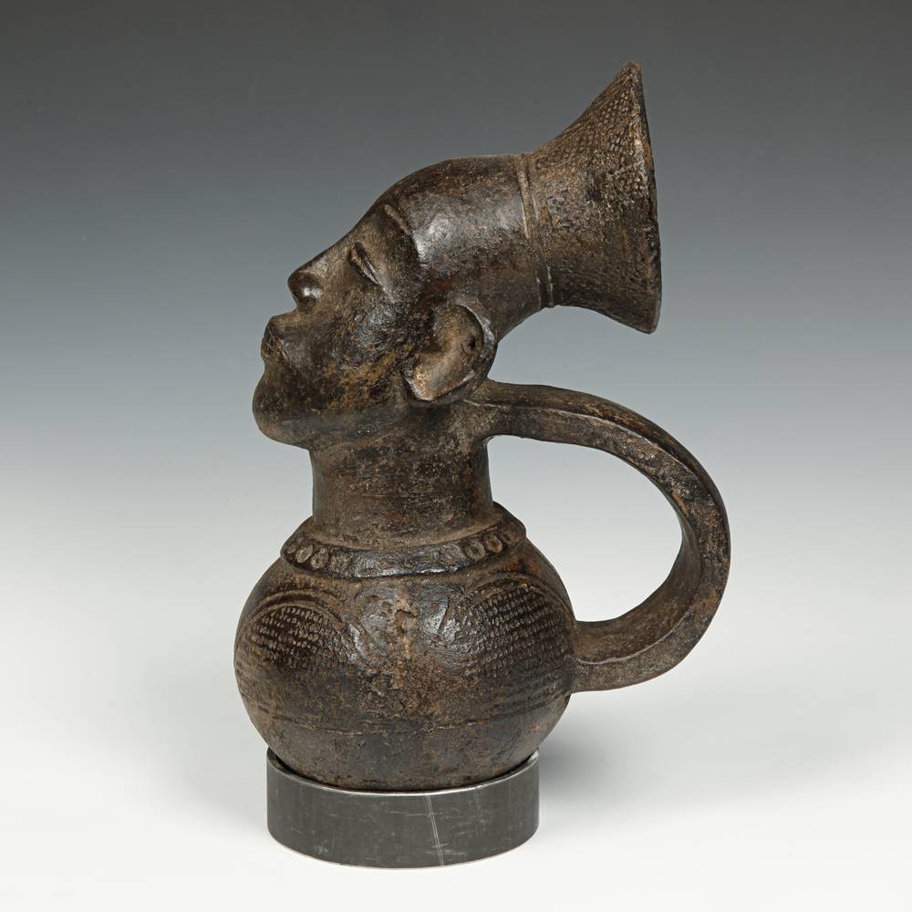 Mangbetu Figurative Wine Vessel - Image 2