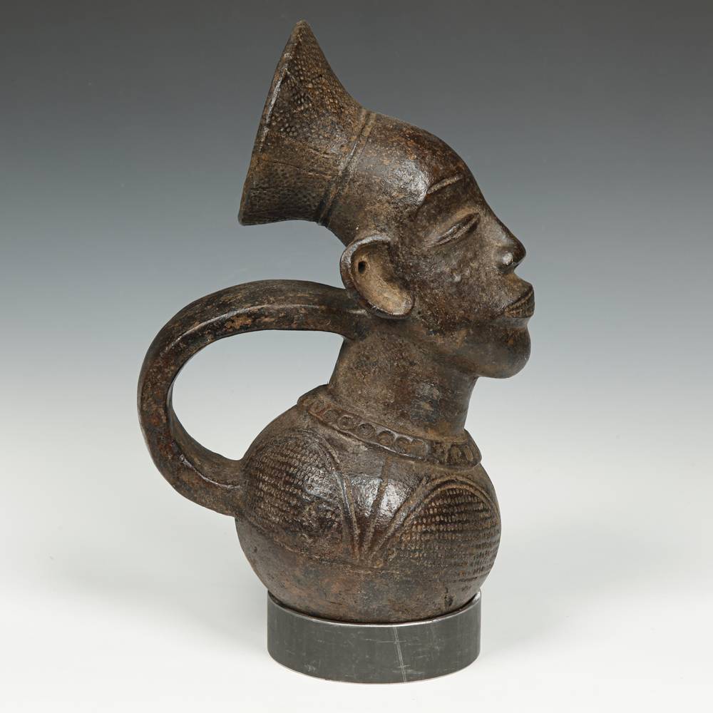 Mangbetu Figurative Wine Vessel - Image 4